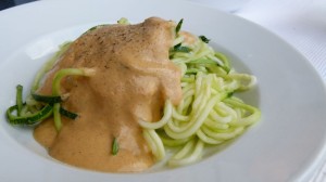 Zucchini-Nudeln-cremige-Tomatensoße2
